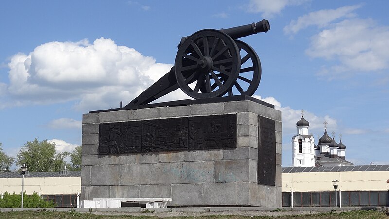 Файл:Cannon monument in Kamensk-Uralsky.jpg