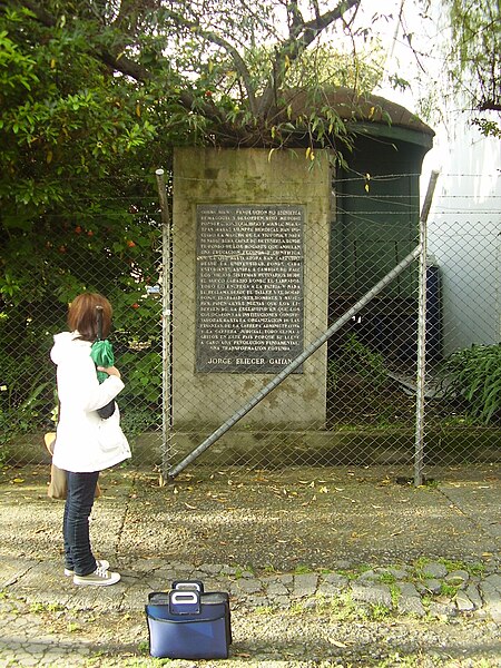 Archivo:Frente a Museo Gaitán.JPG