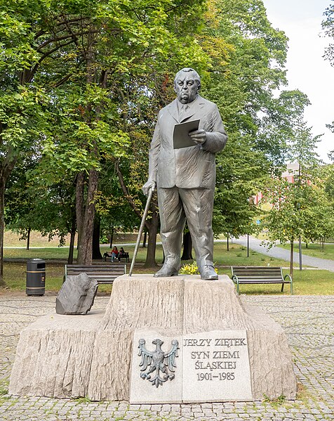 File:Jerzy Zietek statue (50052).jpg