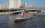 Теплоход «Аврора» на Москве-реке рядом с Большим Устьинским мостом.