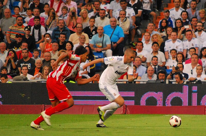 File:Benzema dribbles.jpg