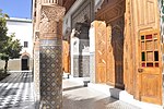 Columnas del patio (izquierda) y puertas de madera de los salones (derecha).