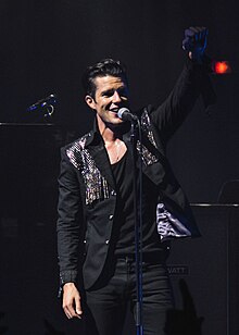 Flowers performing with the Killers in 2017