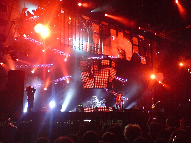 File:Muse @ Oxegen 07.jpg