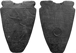 Paleta de Narmer, primera mención a una unificación del Antiguo Egipto por parte del faraón Narmer, fundador de la I dinastía