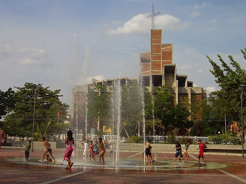 Archivo:Parque Bolivar, niños.JPG