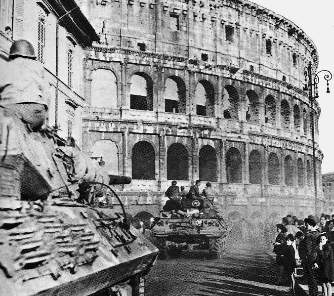 Archivo:TD al Colosseo 1944.jpg