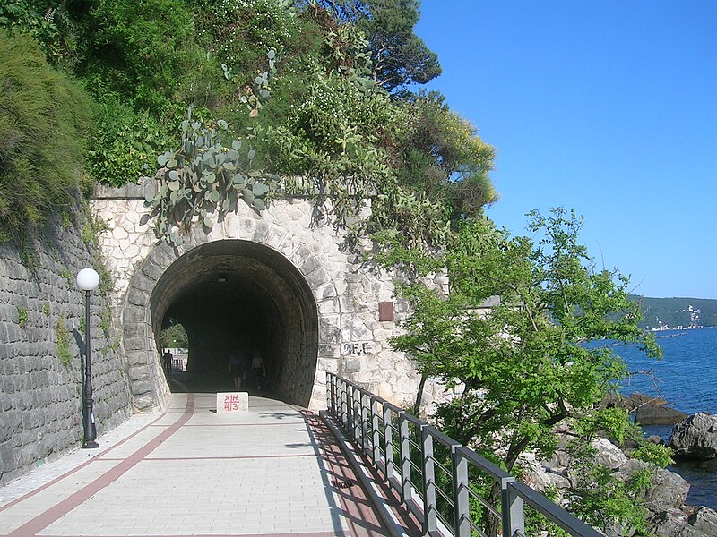 Файл:Herceg-Novi-former-railway-tunnel.JPG