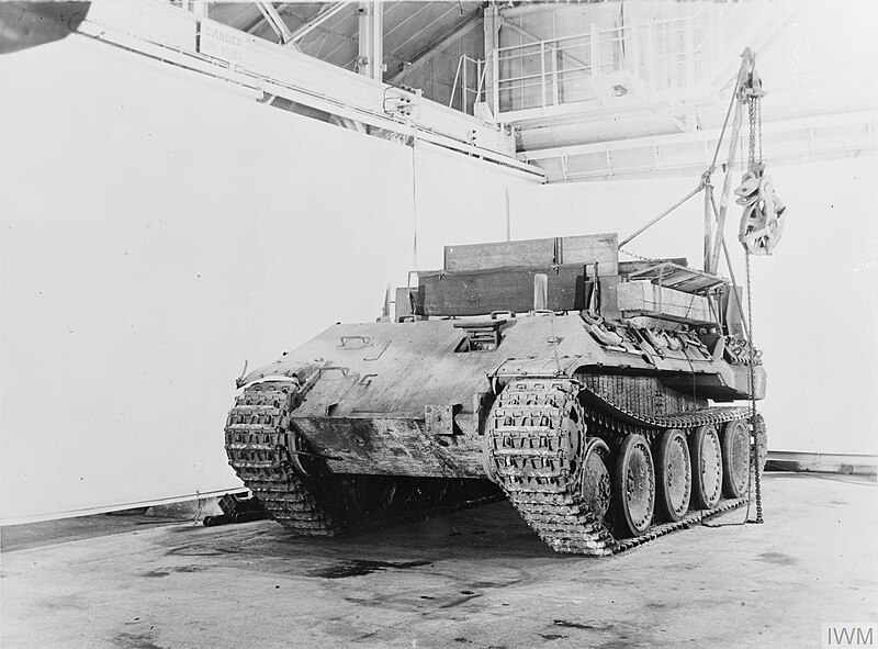 Archivo:IWM Bergepanther front.jpg