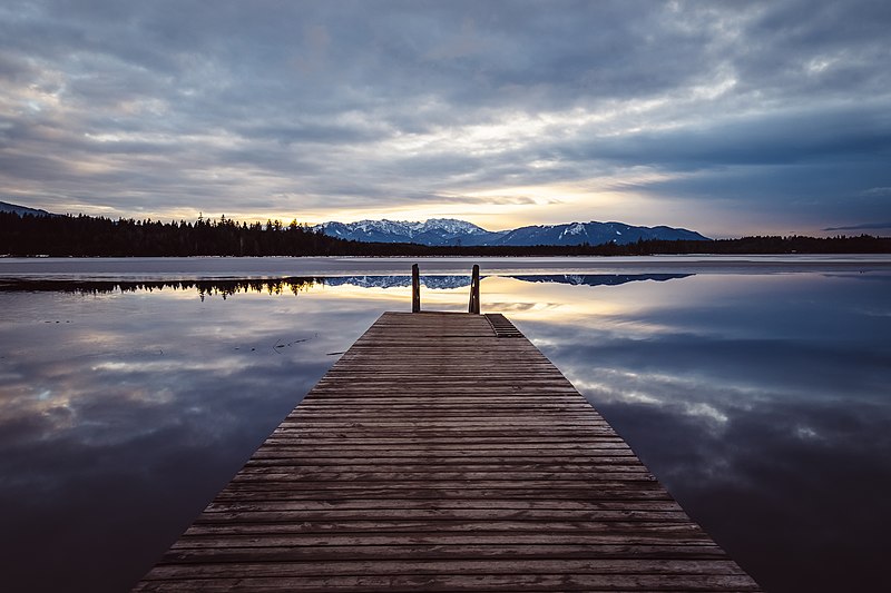 File:Kirchsee in der Abendsonne.jpg