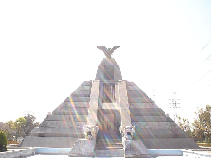 Archivo:MONUMENTO A LA RAZA.jpg