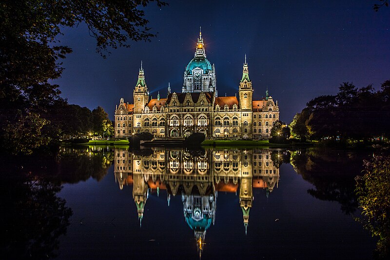 Файл:Neues Rathaus bei Nacht.jpg