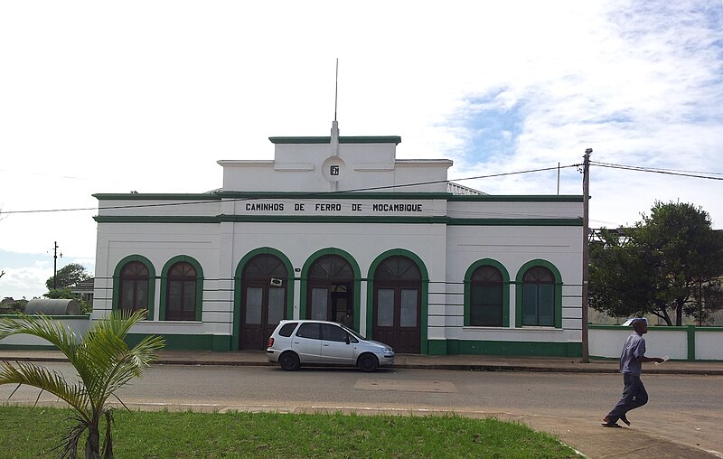 File:Xai-Xai train station (9493131901).jpg