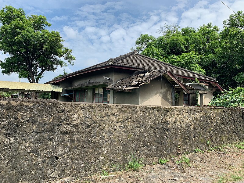 File:高雄市定古蹟原岡山日本海軍航空隊編號A1~A16宿舍群（樂群村）其戶分隔牆.jpg