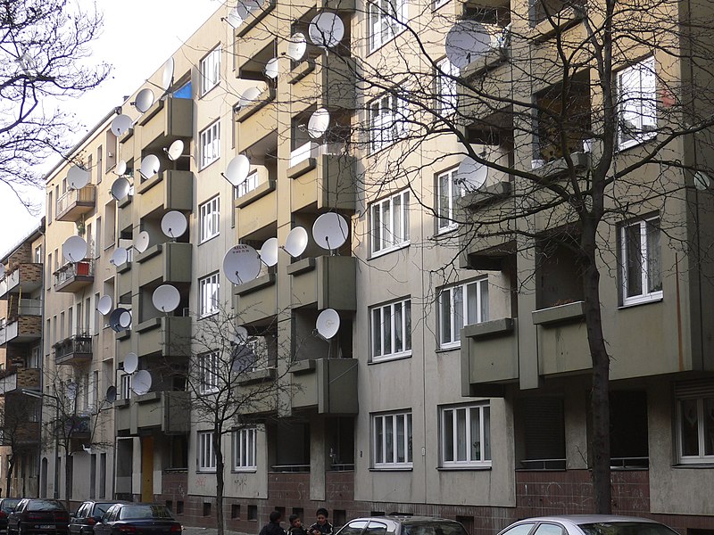 File:Berlin-neukoelln satellite-dishes 20050314 p1010596.jpg