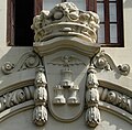 Escudo de Albacete en la fachada del IES Bachiller Sabuco de Albacete (España).