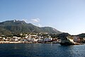 Vista desde el mar con el Monte Epomeo al fondo.