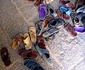 Zapatos de chicos afuera de la mezquita de Bosra, Siria.