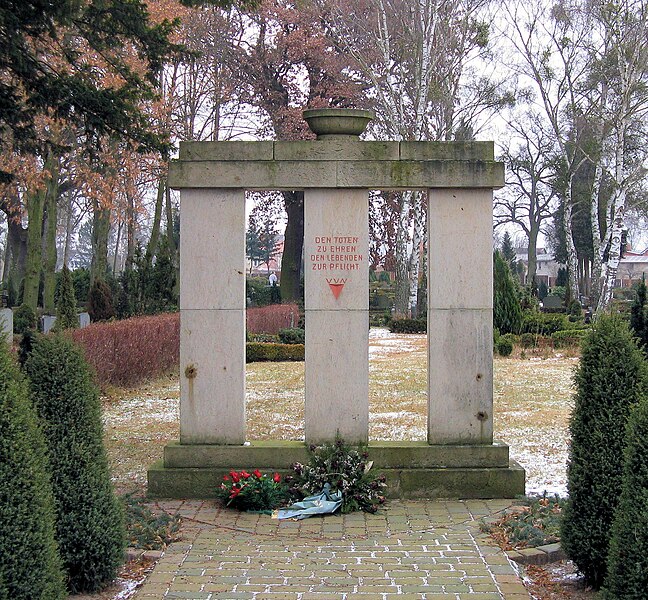 File:Neustadt-Glewe VVN-Denkmal 2008-01-03.jpg