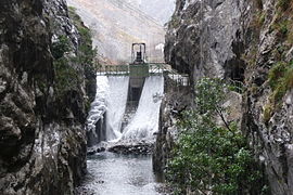 La presa del embalse de Caín, por la que cruza la senda, y en la margen derecha, el tramo excavado final de la senda