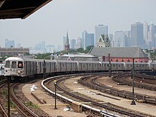 R46 F train to Coney Island enters Smith-Ninth Streets before renovation.