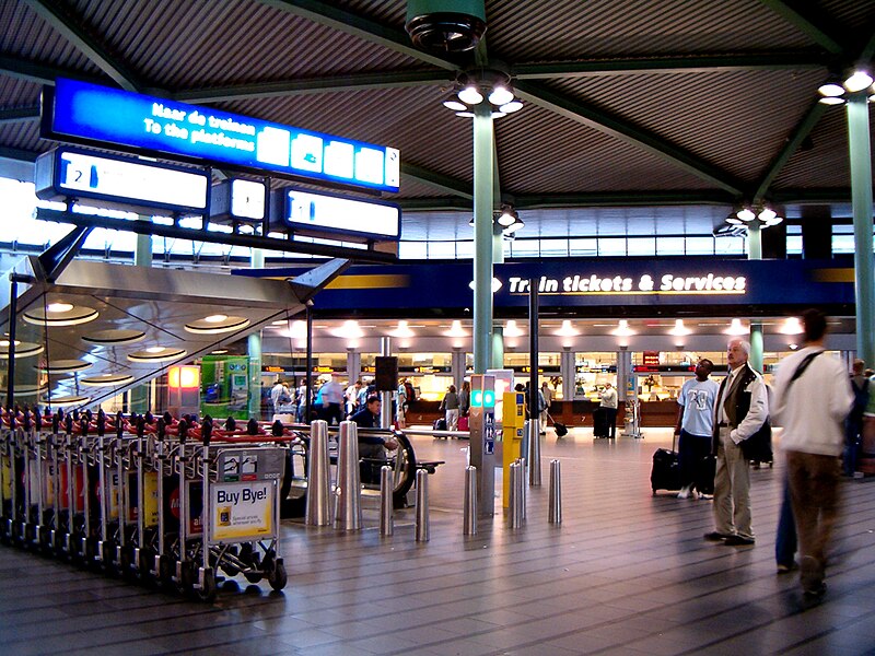 File:Hal-schiphol-plaza-ns.jpg