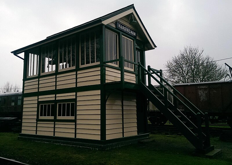 File:Hardingham signal box 2015.jpg