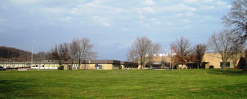 File:Holmdel High School.jpg