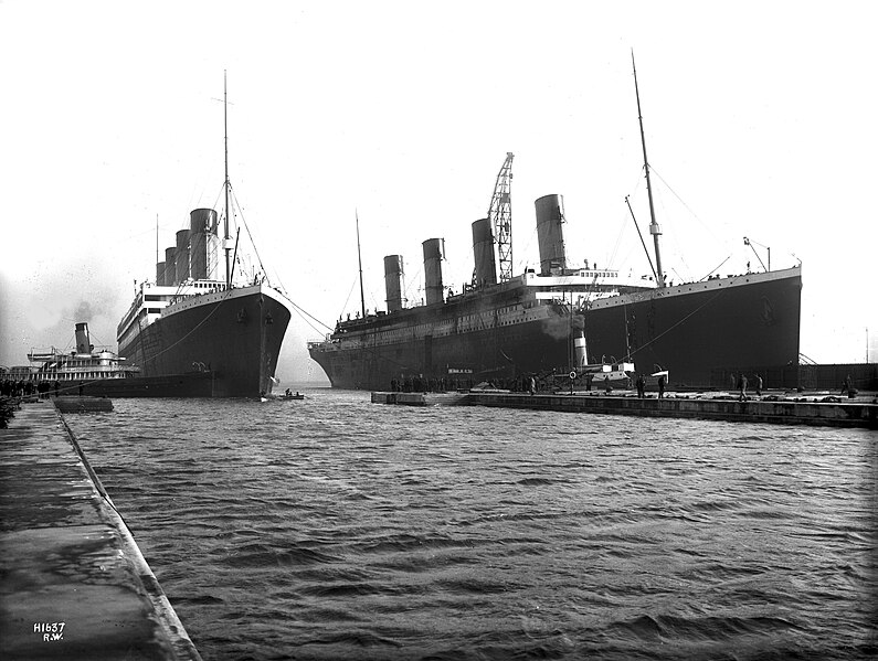 Archivo:Olympic and Titanic.jpg