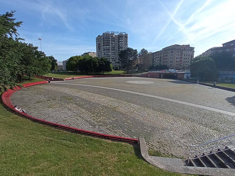 Archivo:Plaza de los Fueros.jpg