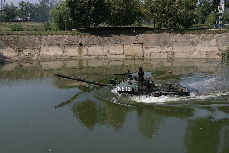 Файл:TR-85 fording 1.jpg