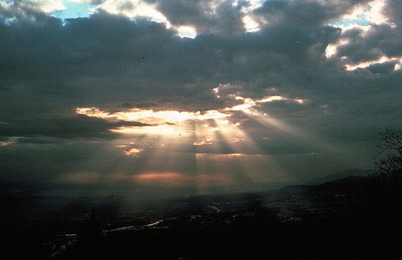 File:Crepuscular rays8 - NOAA.jpg