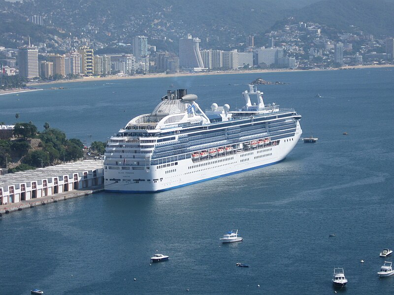 File:Cruise in Acapulco, Mexico.jpg