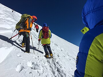 Альпинисты поднимаются на Западную вершину с седловины (5416 м)