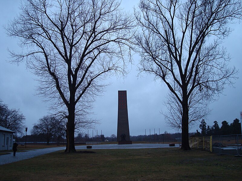 File:Sachsenhausen monumento.jpg