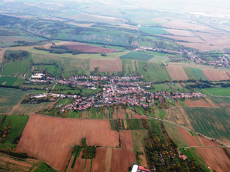 File:Traplice, letecký pohled.jpg