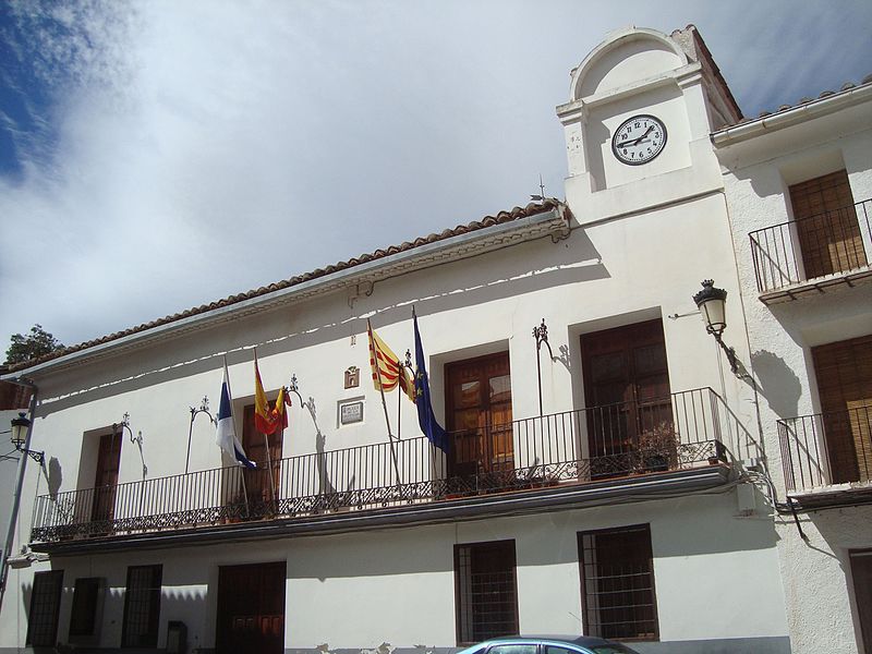 Archivo:Ayuntamiento de Manzanera.jpg