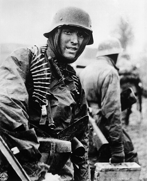 Файл:German soldier Ardennes 1944.jpeg