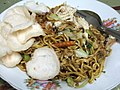 Basic mi goreng tek-tek sold by travelling street vendor