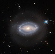 Cuásar Z 229-15: una galaxia espiral que contiene un núcleo galáctico activo (AGN)[14]​