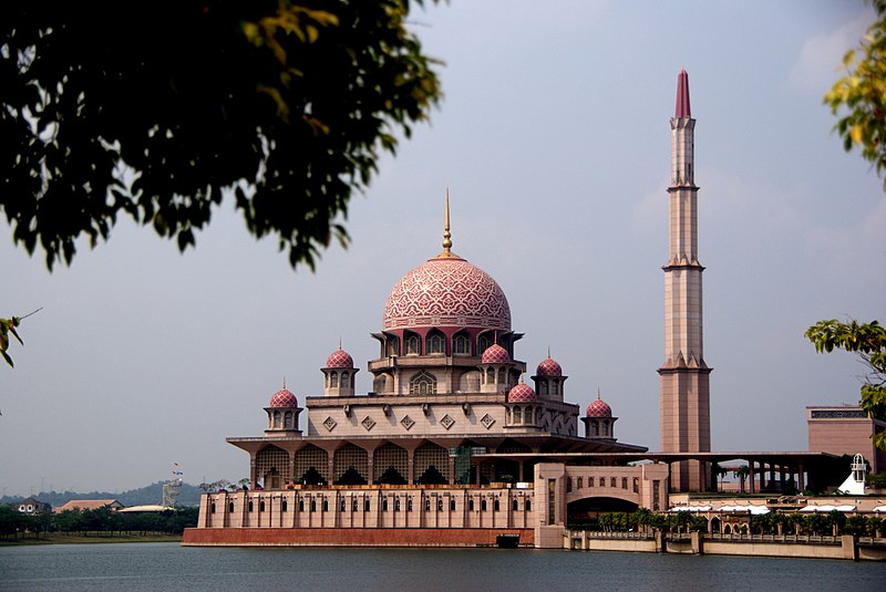 Archivo:Putrajaya Mosque 2288564202 525ee843c2.jpg