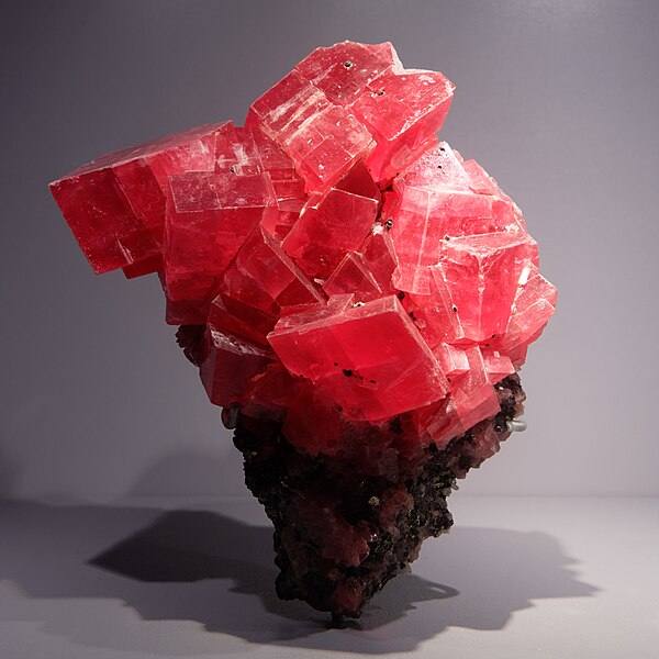 File:Rhodochrosite Alma MNHN Minéralogie.jpg