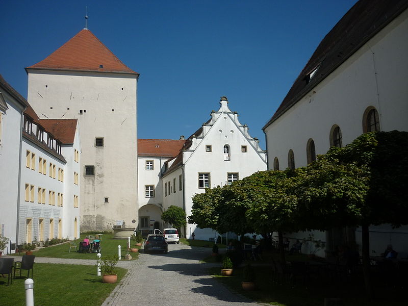 Файл:Schlosshof Schloss Wörth Donau.JPG