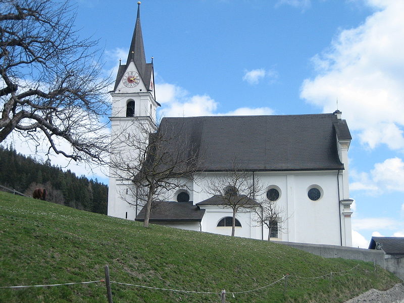 File:Schluein Kirche.jpg