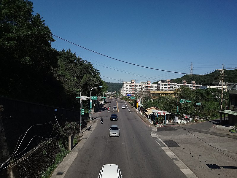 File:經過桃園市龜山區的臺1甲線.jpg