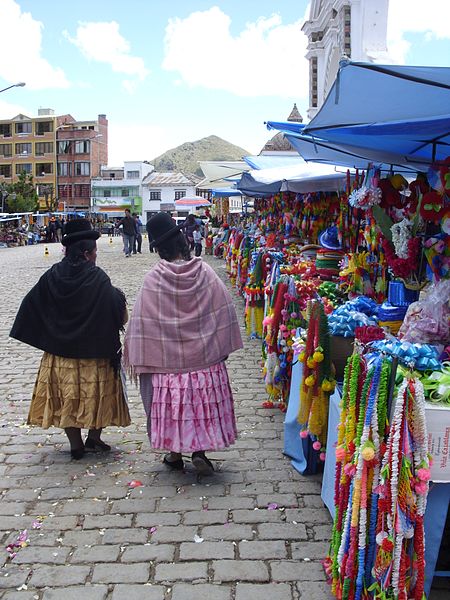 Archivo:Cholas en Copacabana, Bolivia.JPG