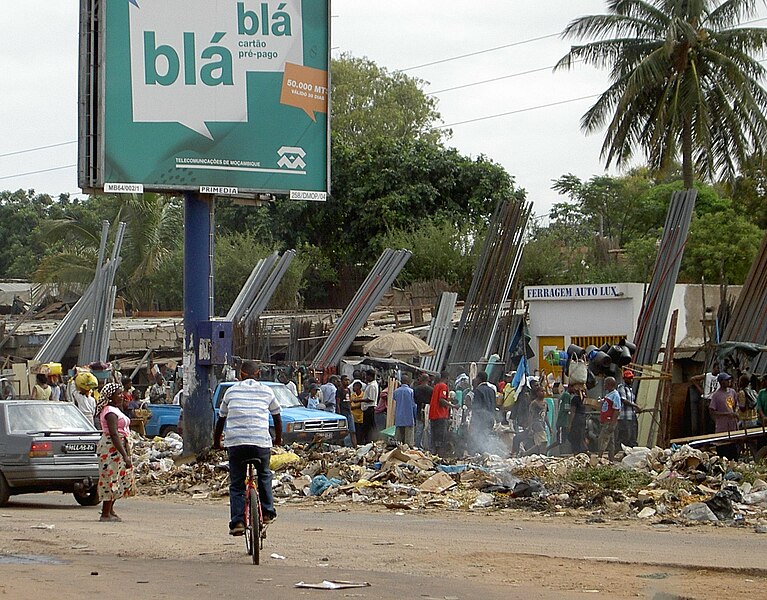 File:Maputo-marked Praça-dos-Combatentes Mercado-de-Xiquelene.jpg