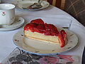 Tarta de fresas sobre una mesa para café.