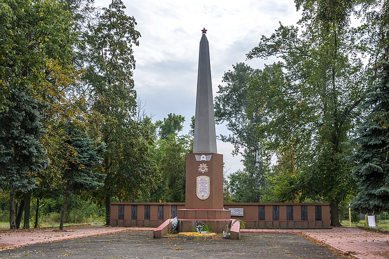 Файл:Братська могила воїнів Русанів.jpg