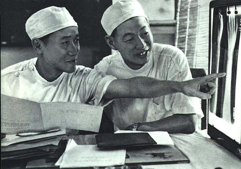 File:1963-11 1963年首例断肢再植手术成功医生钱允庆和陈中伟.jpg